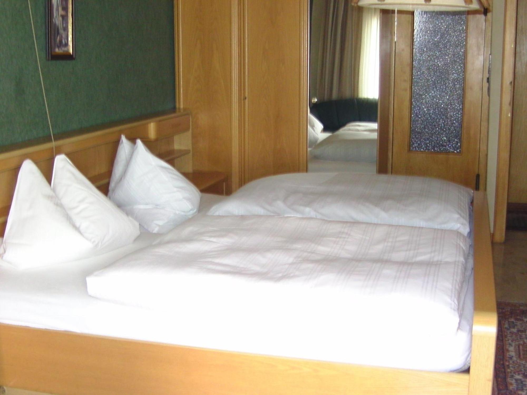 Hotel Zur Guten Quelle Selters  エクステリア 写真